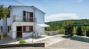 Nice apartment on the outskirts of Silo with spacious terrace and beach at 600m