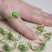 Funky Tree Frog Ring - Quirky Green Jewelry for Adults, Adjustable and Stylish
