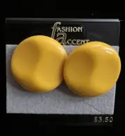 VINTAGE RETRO YELLOW ACRYLIC 80s ROUND LARGE WAVY DISC STUDDED FASHION EARRINGS