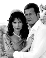 ROGER MOORE & MAUD ADAMS IN "OCTOPUSSY" BOND 007 - 8X10 PUBLICITY PHOTO (ZY-897)