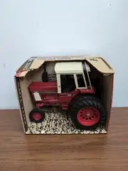 1/16 Ertl Farm Toy International 1586 Tractor With Duals & Cab #3