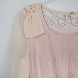 0918 專櫃 2015年春天款粉色 浪漫氣質感 肩飾蝴蝶結 彈性材質拼接雪紡 連身 洋裝
