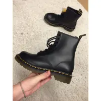 在飛比找蝦皮購物優惠-Dr Martens 1460 黑x黃線 八孔 UK 3 -