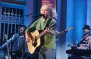 Snl Musical guest Paul Simon performs on May 13 2006 TV Old Photo 2