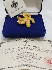 New CAMROSE & KROSS Jacqueline Kennedy JBK GOLDTONE TEDDY BEAR BROOCH