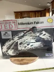 Star Wars Return of the Jedi Millenium Falcon MPC Model Kit 8917, Sealed Box New