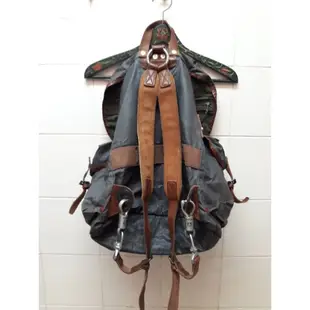 二手潮牌Tough Jeansmith 經典礦工軍用真皮革後背包，售4999元。