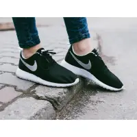 在飛比找蝦皮購物優惠-Nike Roshe Run黑白 銀勾