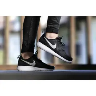 【NIKE】WMNS NIKE ROSHERUN 復古 輕量 黑底銀勾 慢跑(511882-094)