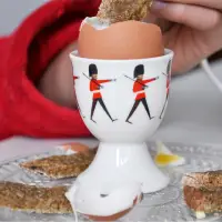 在飛比找momo購物網優惠-【Rex London】陶製蛋杯 小衛兵(雞蛋杯 蛋托 早午
