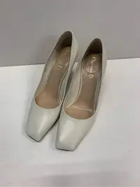 在飛比找Yahoo!奇摩拍賣優惠-~米蘭~ Christian Dior 氣質米白 優雅 跟鞋