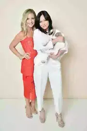 BEAUTIFUL SHANNEN DOHERTY & SARAH MICHELLE GELLAR 8X10 PHOTO