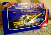 MACK TRUCK WRECKER NOS SIKU ART NO 2917 ORG BOX GOLD DEPANNEUSE UNPUNCHED.