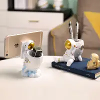 在飛比找蝦皮購物優惠-新款太空人擺件兒童房太空人裝飾品擺設多功能筆筒手機支架
