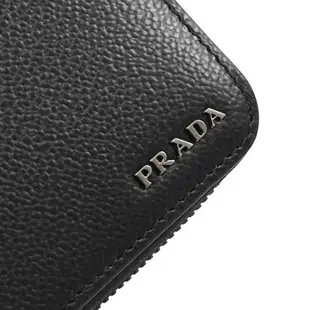 PRADA 2ML220 金屬LOGO荔枝紋寬版護照長夾.黑/灰