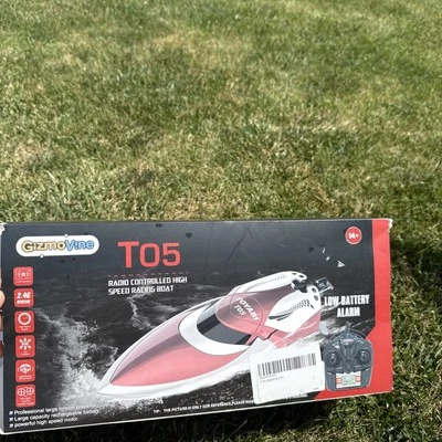 GizmoVine RC Boat, 2.4GHz High Speed Remote Control Racing Boat 20km/h T05 New