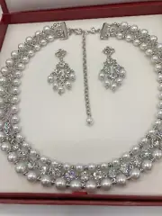 AVON Vintage Pearlesque Rhinestone Collar Necklace Earring Gift Set New in Box