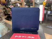 在飛比找Yahoo!奇摩拍賣優惠-☆最愛二手精品☆ PRADA 藍色牛皮右下銀字8卡對折短夾皮