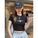 當你看到美麗擁抱 CR TIMTUNG 時,心韻律 CROPTOP T 恤