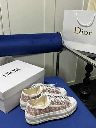 Dior 迪奧新品WALK'N'DIOR 厚底刺繡運動鞋 頂級這款 Walk'n'Dior 厚底運動鞋是一款NO11341
