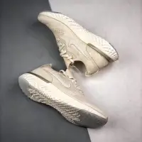 在飛比找蝦皮購物優惠-Nike Epic React Flyknit(白金色）