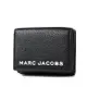 MARC JACOBS 專櫃款 白色LOGO荔枝紋雙釦三折短夾-黑色