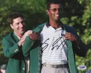 VIJAY SINGH 2000 MASTERS CHAMPION SIGNED VICTORY PHOTO PSA