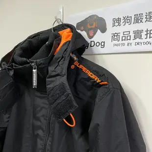 跩狗嚴選 極度乾燥 Superdry Arctic 男款風衣 刷毛保暖 外套 三排拉鍊 內口袋 防風夾克 黑橘 背後有線