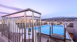Luxury villa in city center with rooftop swimming pool