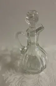 Vintage Clear Glass Cruet Ribbed Glass Pattern with Stopper. EUC