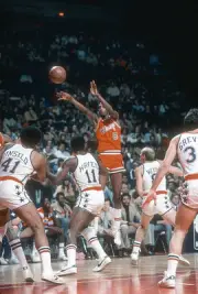 Mickey Johnson Chicago Bulls passes the ball over the top of Elvin- Old Photo