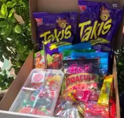 dulces, gomitas, takis, chocolates.
