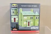 BACHMANN SCENECRAFT 44-0084 HAMPTON LODGE with LIGHTS MINT BOXED od