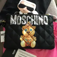 在飛比找蝦皮購物優惠-全新 moschino皇冠小熊手拿包 化妝包