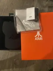 ATARI BLACK SNAP BACK SPEAKER HAT AT6-001 BLUETOOTH