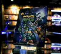 在飛比找Yahoo!奇摩拍賣優惠-洪興 藍光BD 蝙蝠俠大戰忍者龜 限量鐵盒版