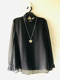 在飛比找Yahoo!奇摩拍賣優惠-YI-JI-NA 高領黑色雪紡上衣.11.13