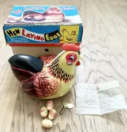 VINTAGE NEW CONDITION Hen Laying Eggs 1960 Tin Toy WORKS BOX 4 EGGS China