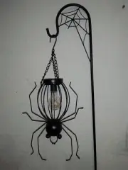 LARGE METAL SPIDER HANGING SOLAR LIGHT + WEBBED YARD HOOK HALLOWEEN DISPLAY LAMP