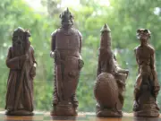 Lord of the Rings Berkeley Chess Set with 5 inch King - Cream and Brown (UK)