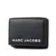 MARC JACOBS 專櫃款 白色LOGO荔枝紋雙釦三折短夾-黑色【美國正品 現貨】