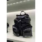 代購全新正品 普 拉 達 2VZ108 LEATHER BACKPACK 雙肩背帶 雙口袋 後背包 側背包