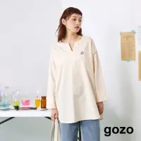 在飛比找momo購物網優惠-【gozo】V領化學公式繡花長版上衣(兩色)