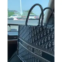 在飛比找Yahoo!奇摩拍賣優惠-DIOR 迪奧 小號 BOOK TOTE 灰色 刺繡 M12