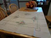 VINTAGE 34 INCH SQUARE LINEN WHITE TABLECLOTH W/EMBROIDERY DESIGN OF HOUSE