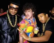 MEMBERS OF RUN-DMC AND "WEIRD ALL" YANKOVIC - 8X10 PUBLICITY PHOTO (WW287)