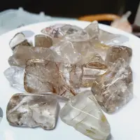 在飛比找蝦皮購物優惠-金髮晶 隨機發貨 鈦晶 滾石 黃銅髮 招財水晶 銅髮 鈦晶 