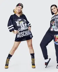 在飛比找Yahoo!奇摩拍賣優惠-Moschino [tv] H&M 聯名限量系列，名人示範穿