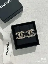 在飛比找Yahoo!奇摩拍賣優惠-Chanel 23s 白鑽鏤空耳針 在台現貨 $2xxxx