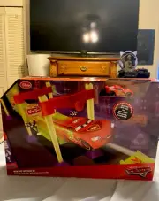 Disney Pixar CARS Neon Race-off Track Set Glow in The Dark W/ Lightning McQueen